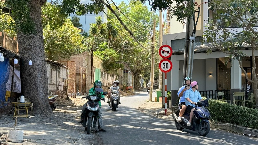 通往小山-陶逢山的海灯街上已设置汽车禁行标志。