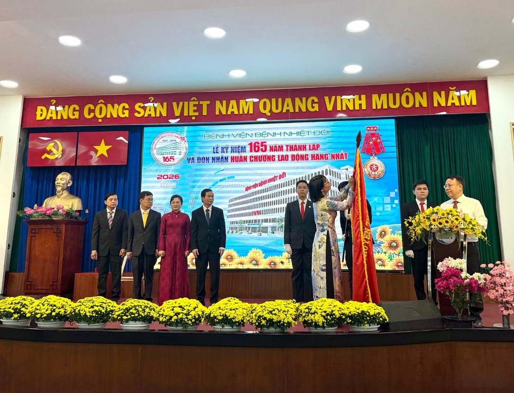 胡志明市热带病医院荣获一等劳动勋章。