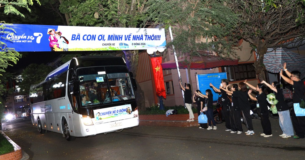 车队送劳动者回乡过年。