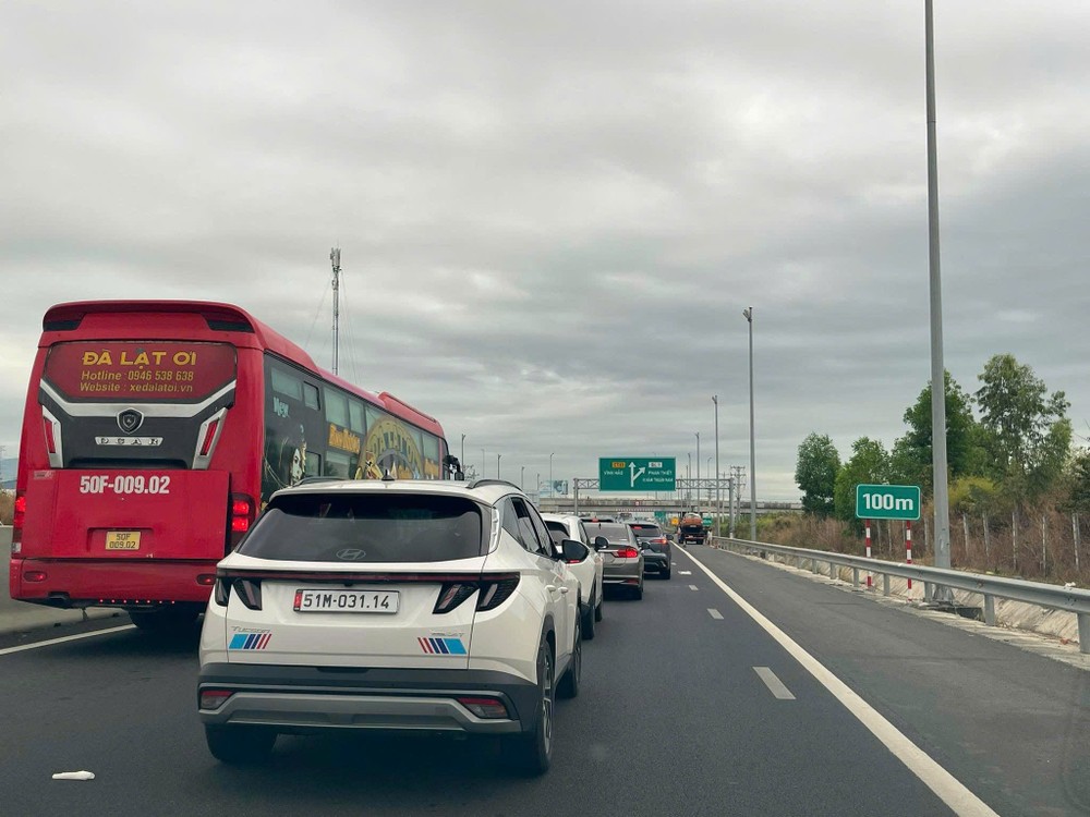 车辆在藩切–油曳高速公路上艰难移动。