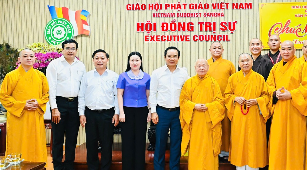 胡志明市人委会主席阮文得前往探望释善仁长老和尚及越南佛教教会中央第二办公厅。图：越勇