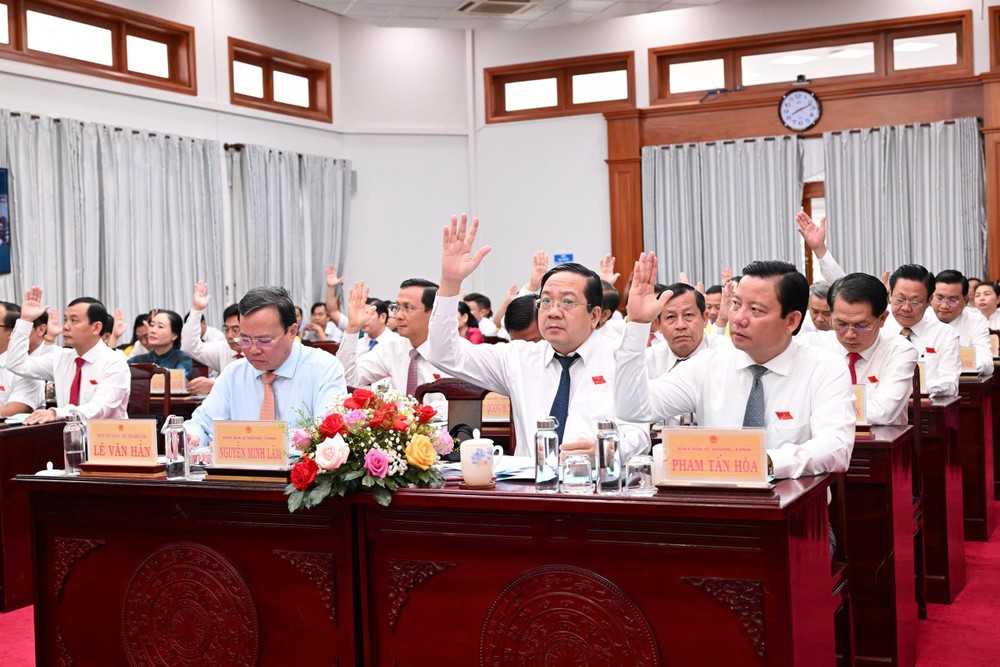 西宁省人民议会代表表决通过省规划调整决议。