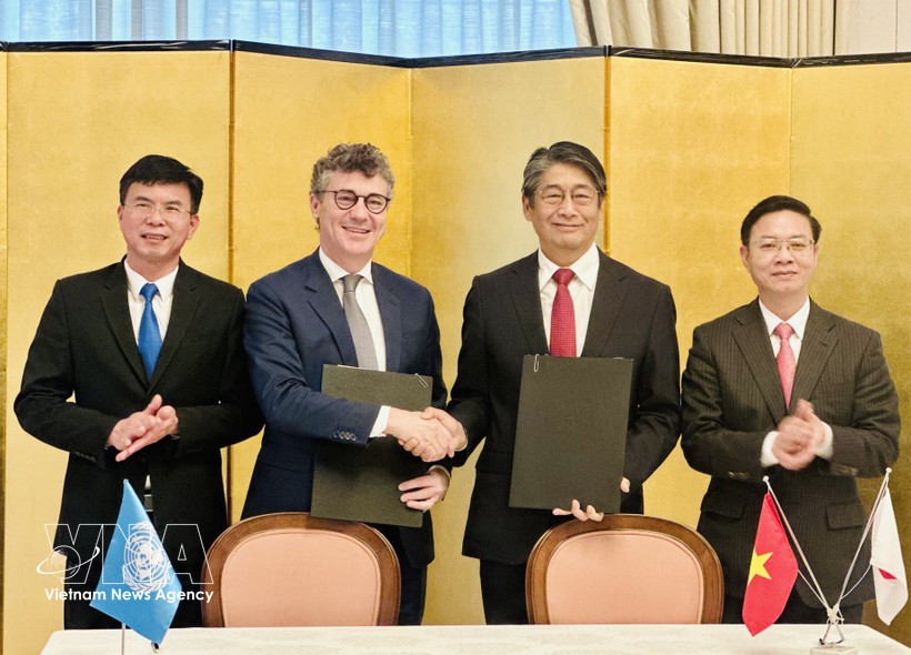 联合国教科文组织驻越南首席代表乔纳森·华莱士·贝克与伊藤直树大使签署项目实施协议。图：越通社