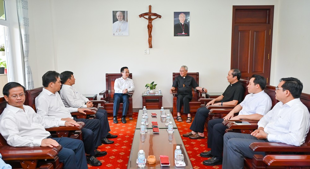 胡志明市领导代表团前来探望并向阮鸿山主教拜年的场景。