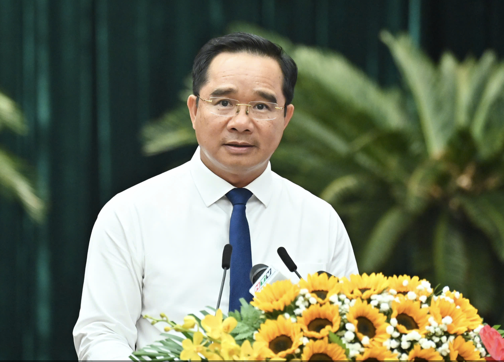 胡志明市人委会主席阮文得向全市同胞、干部和战士致以新春贺词。