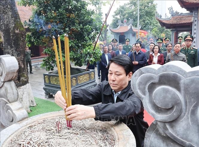 国家主席梁强及工作团在老街省上庙上香，祈求国泰民安。图：林庆