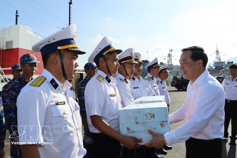 长沙特区人委会主席范清廉向赴各岛执行选举任务的海军力量移交投票箱、选民证、选票及相关资料。图：越通社