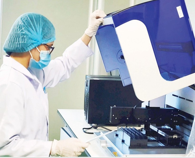 越南翰林院科技院生物研究所古人基因研究活动。图：人民报