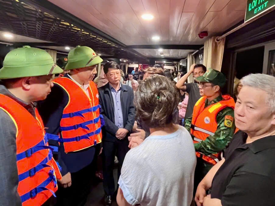 广宁省领导慰问游客。