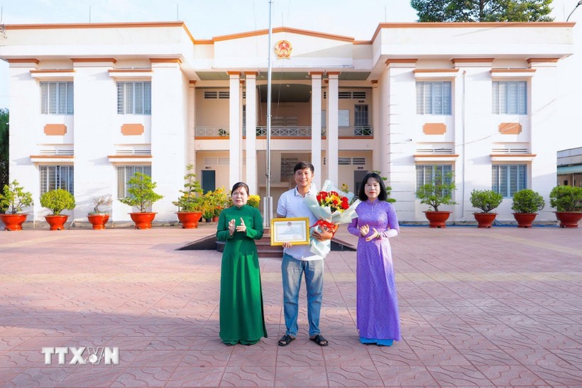 表彰及时施救坠入排污池男童的阮黄维。