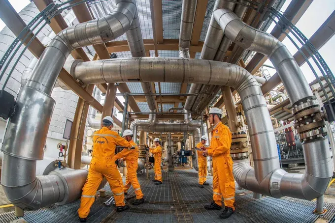 PV GAS 员工正在运行并检查供气系统。