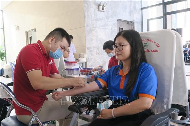 一名年轻人参加2026年“红色周日”自愿捐血活动。