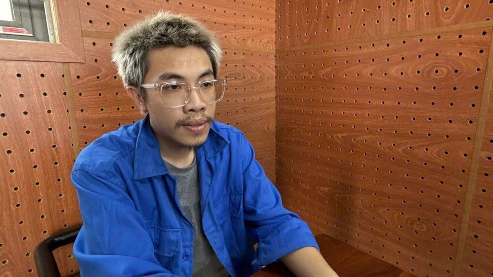 调查机关正在对阿龙进行审讯。