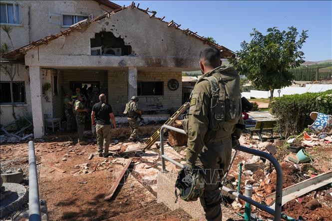 以色列北部莫沙夫卡法尔尤瓦尔一间民宅在导弹袭击中受损。图：越通社