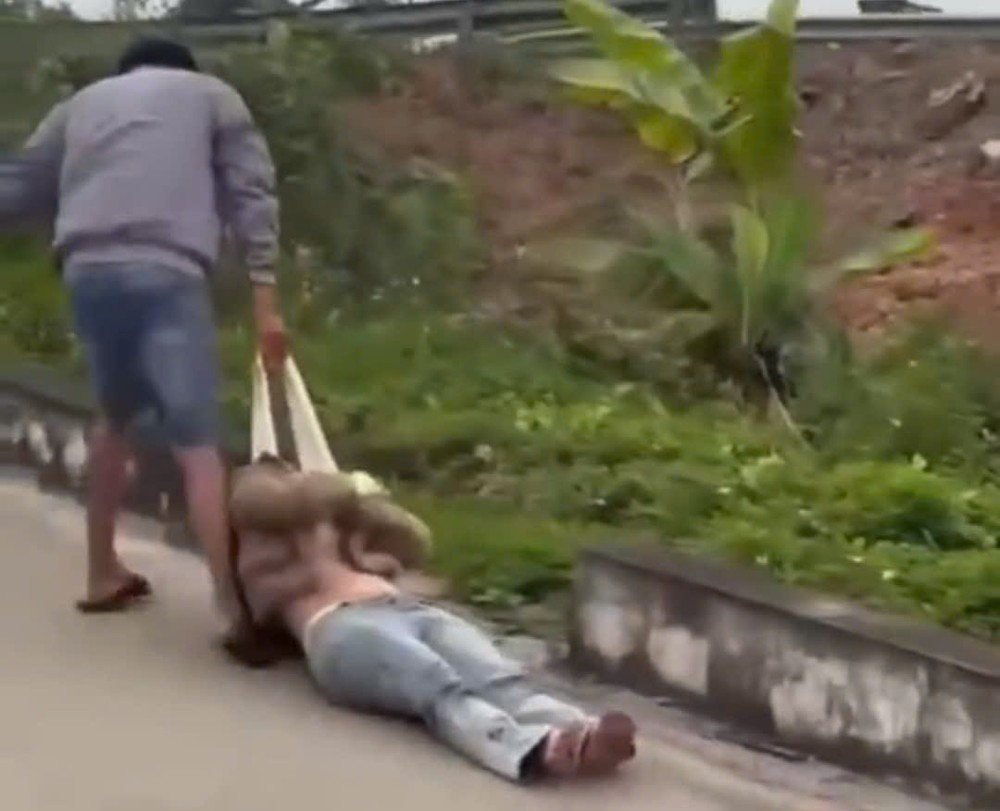 视频截图：男子拖行女子。