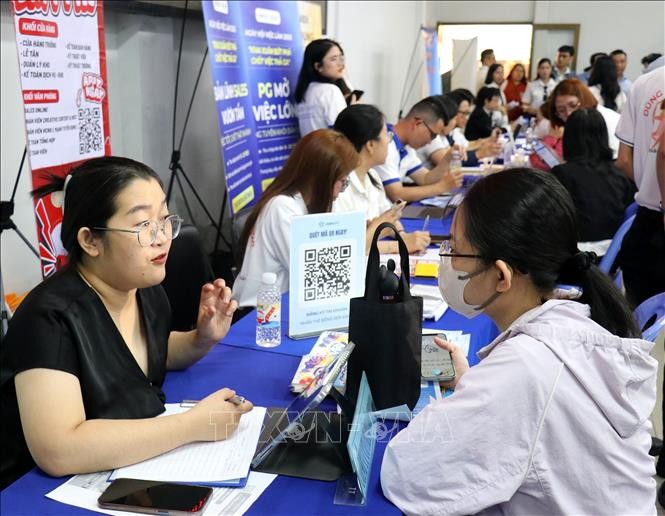 众多求职者在胡志明市就业服务中心主会场寻找工作机会。