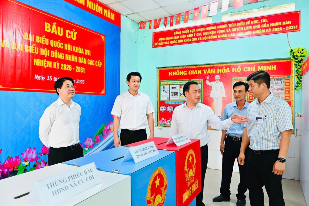 工作组检查古芝乡投票站。图：越勇