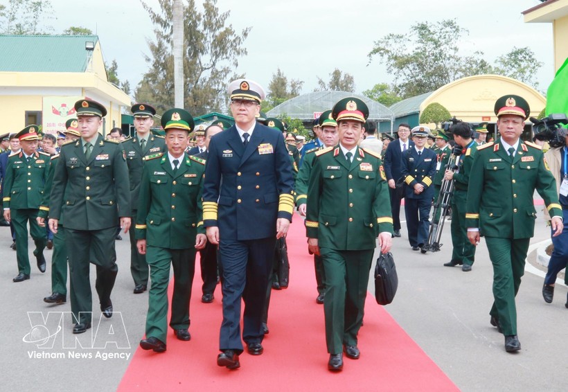 越南国防部长潘文江和中国国防部长董军3月18日视察茶古边防哨所。图：越通社