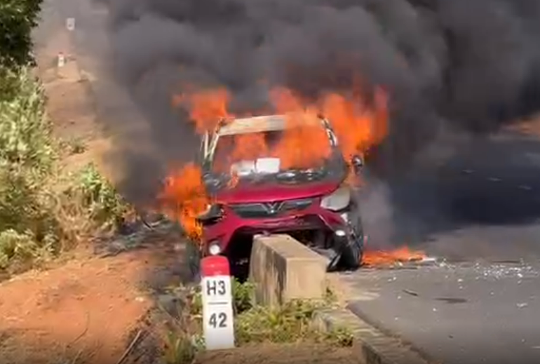 一辆轿车在避风角-白沙丘路上猛烈燃烧。