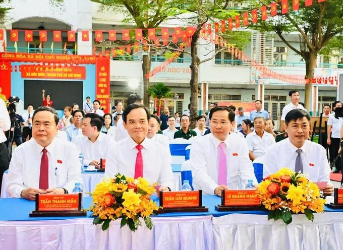 国会主席陈青敏与胡志明市市委书记陈留光出席了福门乡杜文起初中学校的14号投票区域的第十六届国会代表及 2026-2031 年任期各级人民议会代表选举日开幕式。