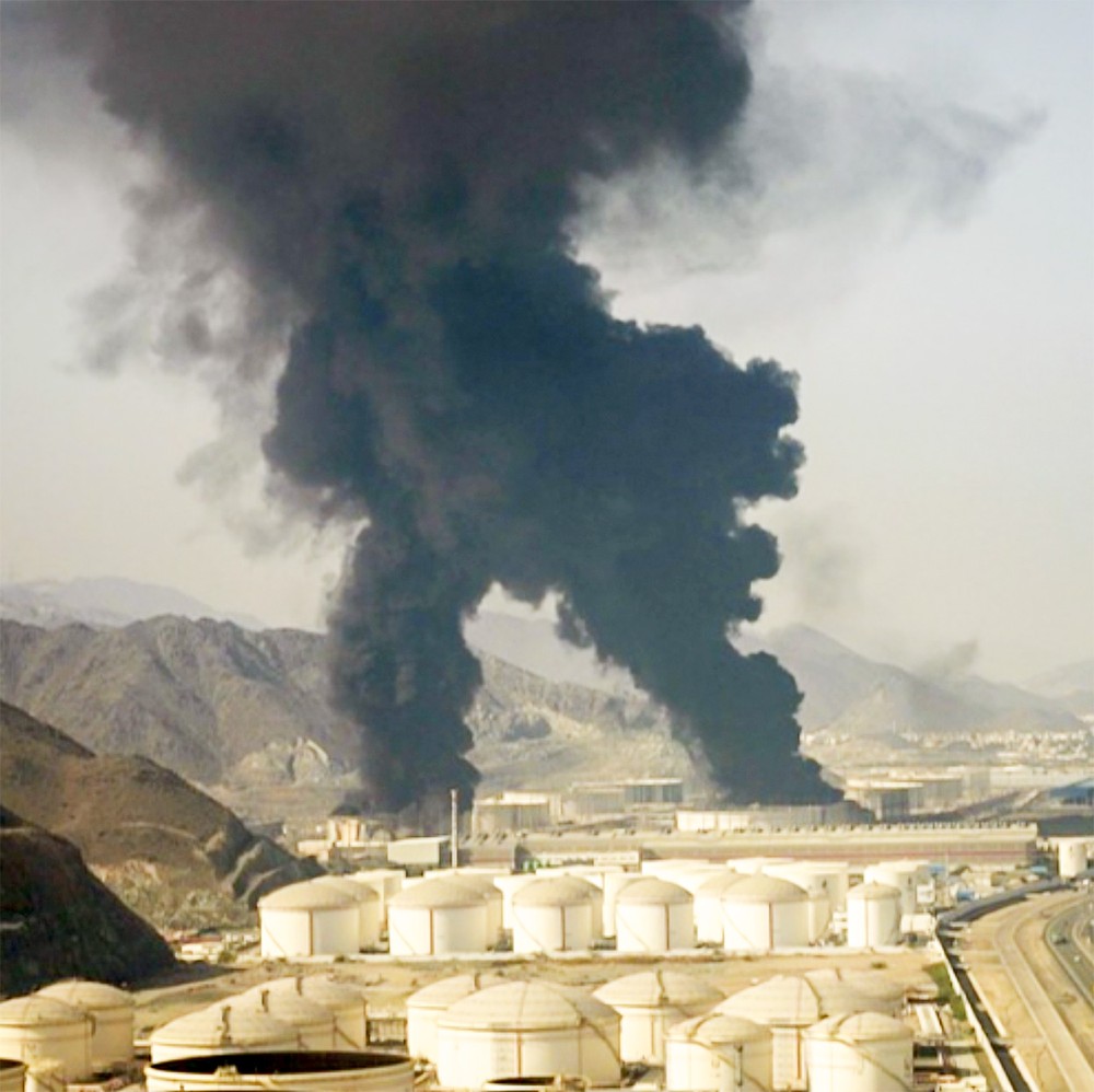 遭袭后起火的科威特米纳·阿尔阿哈马迪炼油厂。图：巴林新闻报