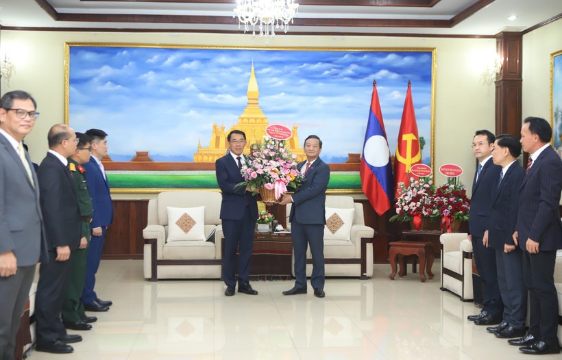 越南驻老挝大使阮明心转交越南共产党中央总书记苏林致老挝人民革命党建党71周年的花篮。图：越通社