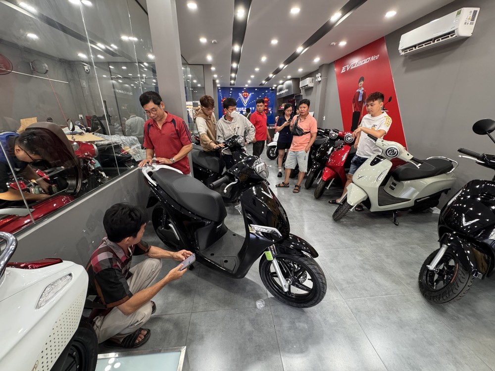 胡志明市安东坊一家电动摩托车专卖店客流络绎不绝。