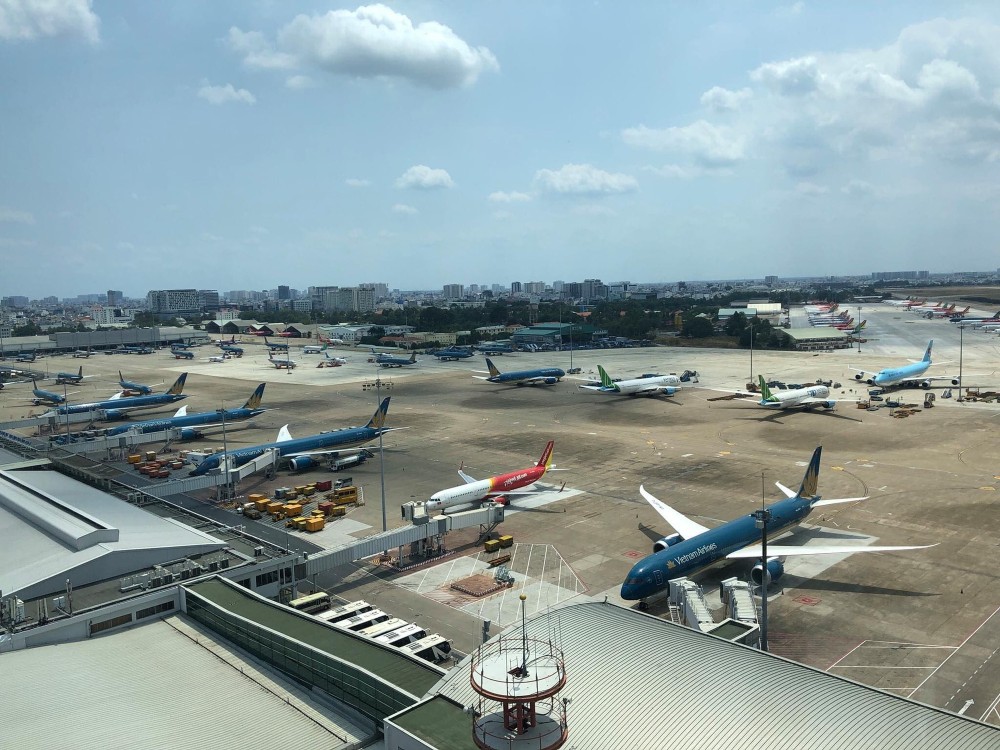 航油价格持续高企，对包括旅游、航空在内的多个经济领域产生深远影响。