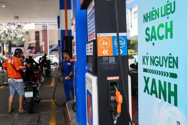 政府建议将E10汽油转型路线图提前至今年4月，以减少对进口矿物汽油的依赖。