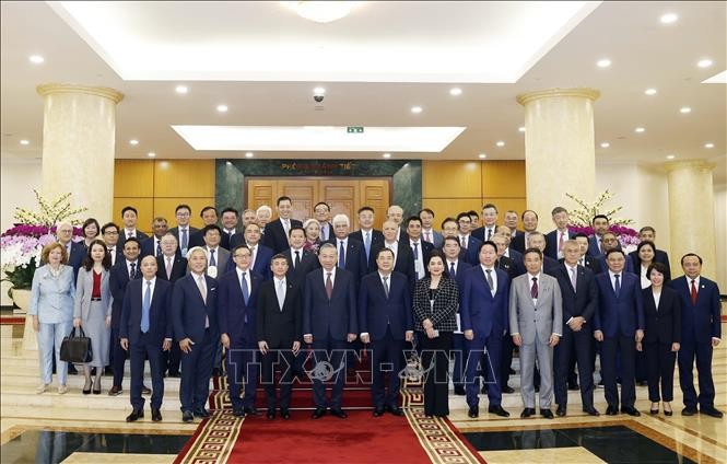 越南共产党中央总书记苏林与代表们合影。图：统一