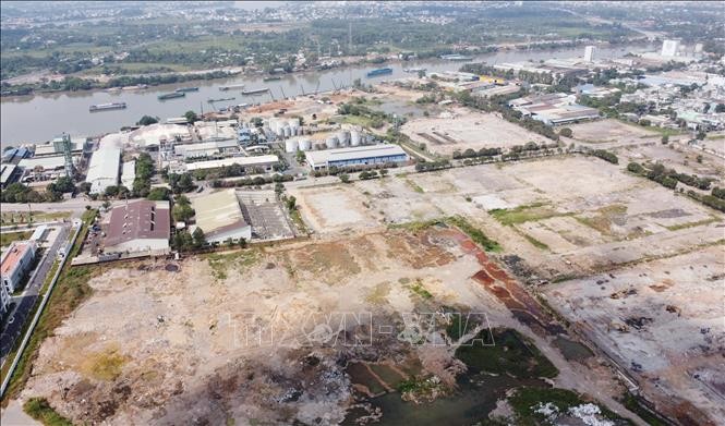 位于同奈省镇边坊同奈河畔的一块土地已完成土地清拆工作，准备于2026年进行拍卖。图：功峰