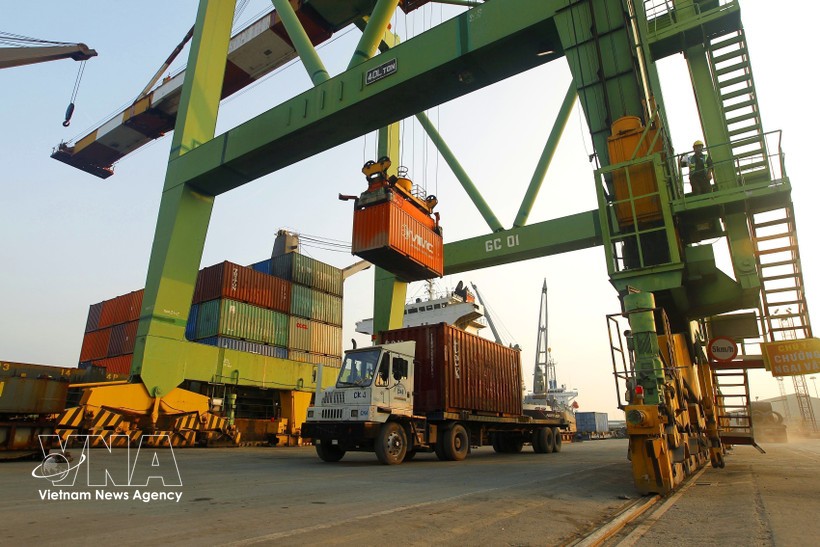 西贡-新顺港的货物装卸活动。图：越通社