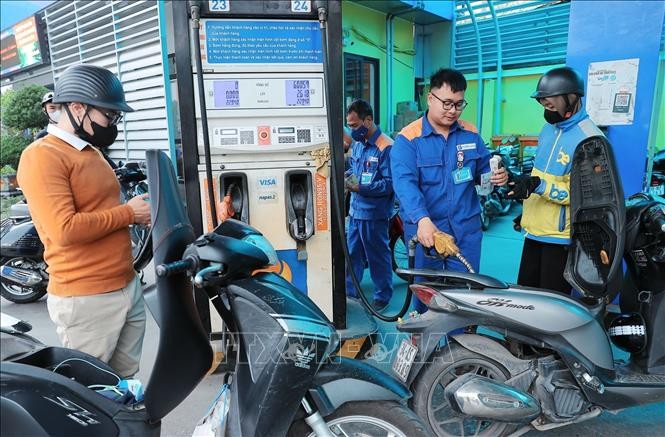 在越南油气集团经营点购买汽油。图：陈越