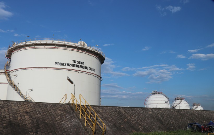 榕桔炼油厂超负荷运行，以120%产能保障国内市场供应。图：越通社