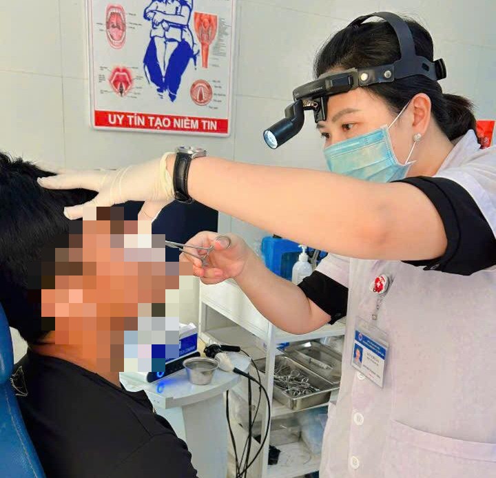 广治省向化区域全科医院成功为一名鼻腔内有异物的患者实施内窥镜取出手术。