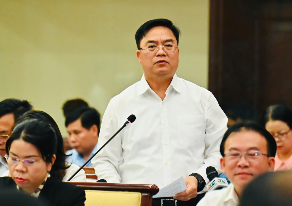 胡志明市财政厅长黄武盛在会上作报告。图：越勇