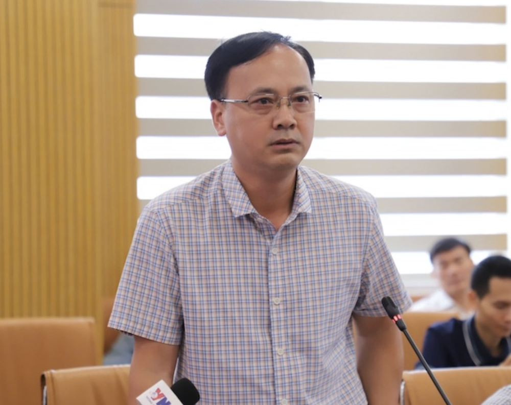 畜牧与兽医局副局长潘光明就防止病死猪肉流入市场的解决方案回答媒体提问。