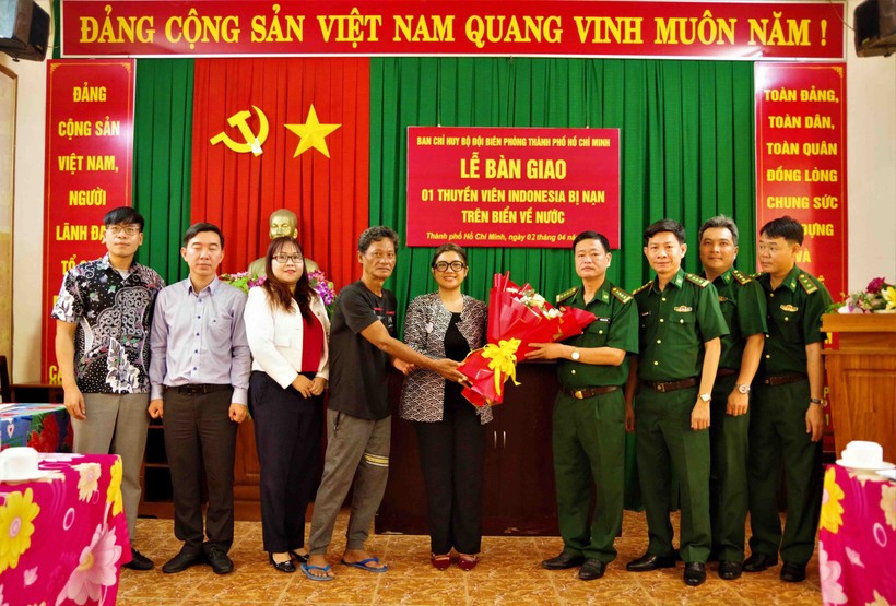 4月2日举行的遇险船员移交仪式。图：越通社