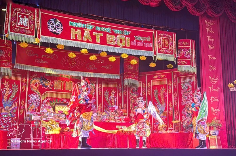 胡志明市㗰剧艺术剧院演艺人员的一个表演节目。