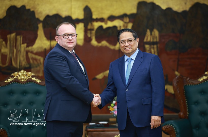 越南政府总理范明政与白俄罗斯国家司法鉴定委员会主席沃尔科夫。图：越通社