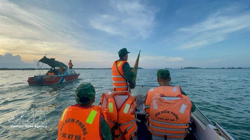岘港市边防部队干部战士开展海上巡逻和非法捕捞防治宣传。图:越通社