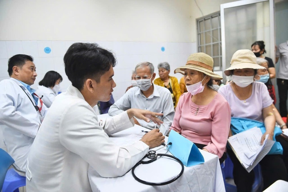 医生在桔莱坊医疗站为高龄患者进行检查与咨询。图：字忠