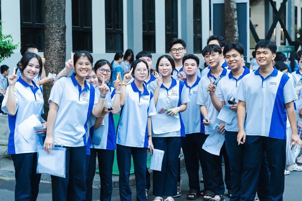 新富坊陈仁宗初高中学校的学生在考前表现自信。