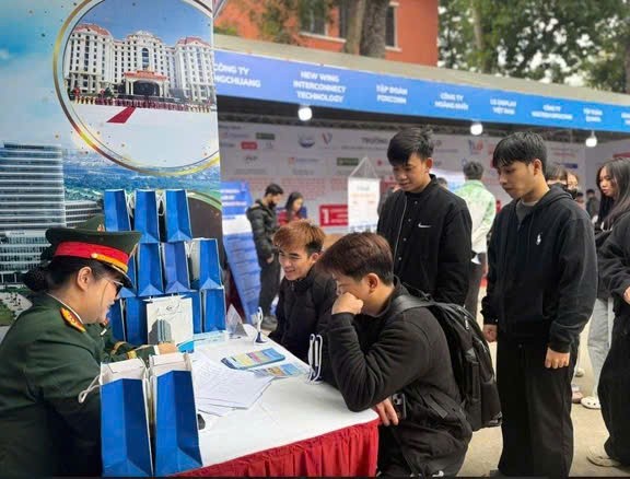 2026年2月初，学生们在国防部319总公司的招聘展位前排队等待面试。