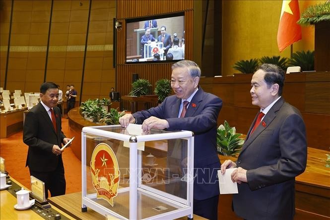 党中央总书记苏林投票选举第十六届国会主席。图：尹晋