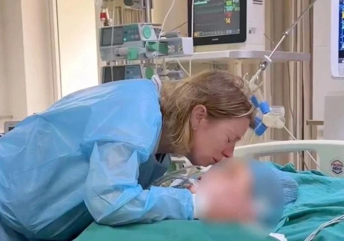 在进行器官捐献前，家属深情亲吻并拥抱女儿，与其作最后的告别。