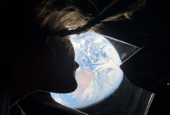 4月4日，飞往月球的宇航员从猎户座飞船主舱窗口回望地球。