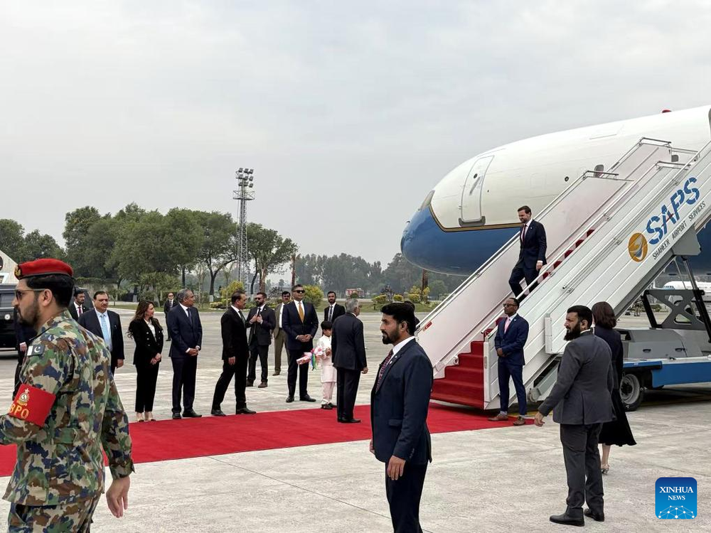 载有美国政府代表团的航班降落在巴基斯坦首都伊斯兰堡。图：新华社