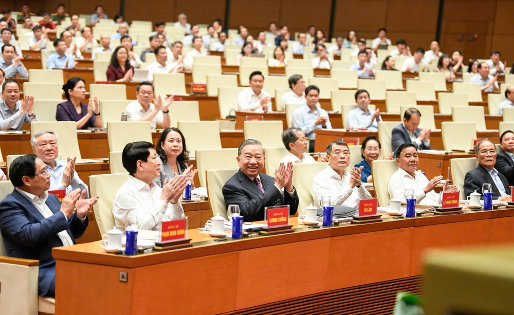 党中央总书记、国家主席苏林出席会议并发表指导性讲话。图：明珠