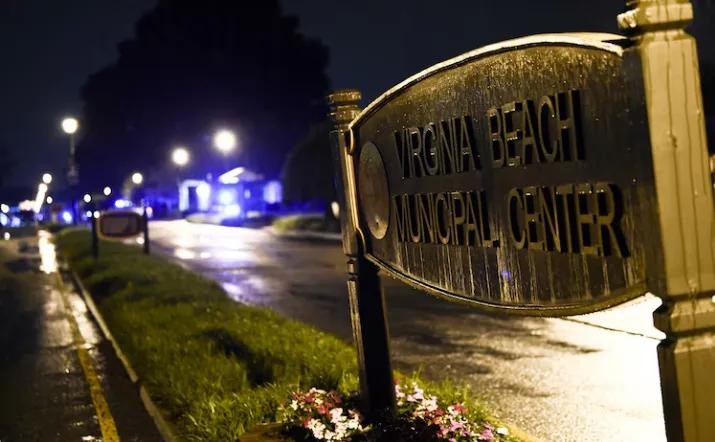 当地时间11日晚，弗吉尼亚比奇市海滨地区发生枪击事件。图源：美媒报道配图